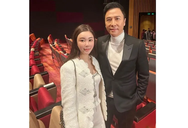 蔡天鳳1月出席慈善首映典禮，與影星甄子丹合影。翻攝IG