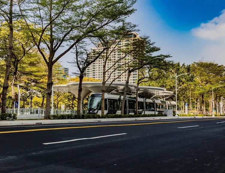 高市府指，高雄市區通勤月票399元，未來不論是高雄市民或到高雄旅遊者，都可買通勤月票399月票。高市府提供