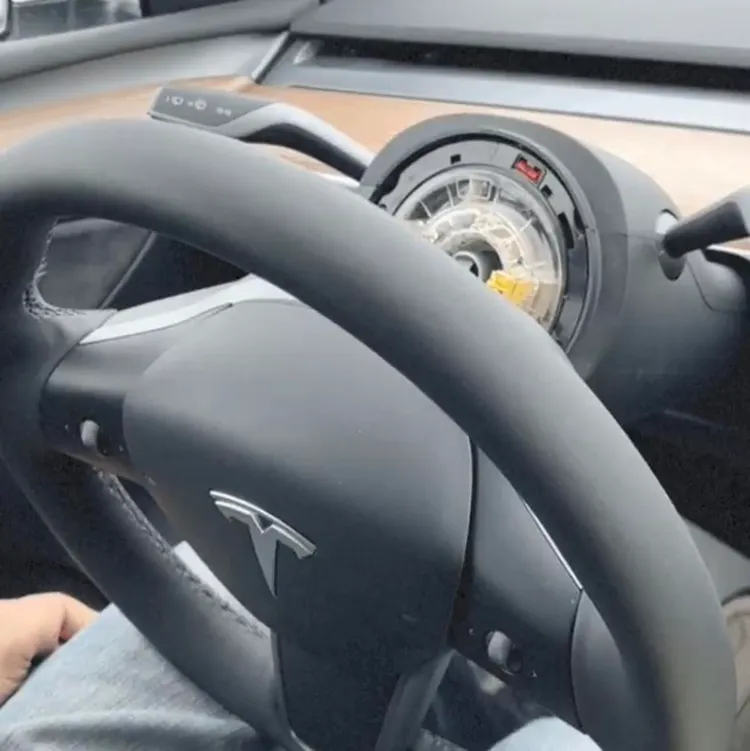 行駛中方向盤脫落，讓特斯拉車主嚇呆了。翻攝自Andy老爹臉書