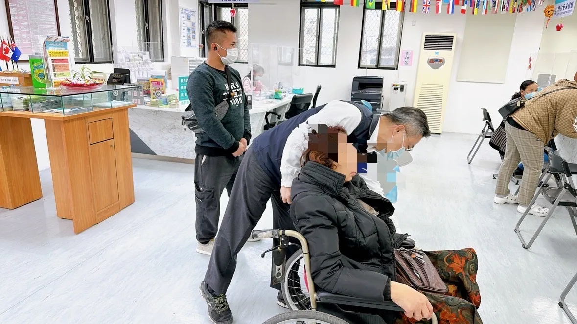 小花行動不便需搭乘輪椅。翻攝畫面