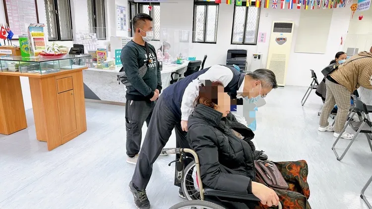 小花行動不便需搭乘輪椅。翻攝畫面