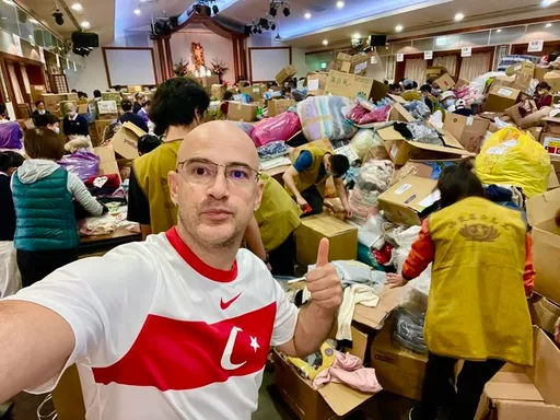 直擊台灣人捐物資現場！連停車場都塞爆　吳鳳：土耳其代表很吃驚