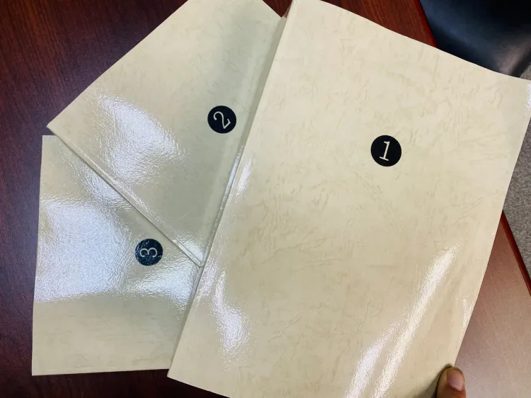 王文哲提供蕭嘉蓉和王建民對話紀錄厚厚3大本，稱雙方訊息往來約4萬則。王志弘攝