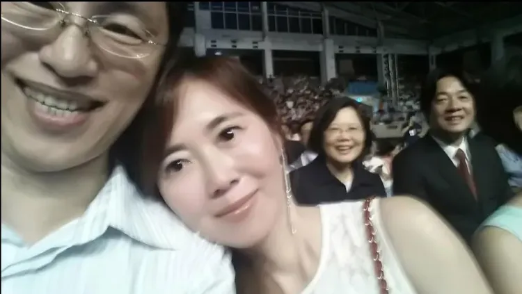 兩人過去濃情密意，還曾拍下頭靠頭親密看球賽的照片，背後還有正副總統當背景。引自蕭嘉蓉臉書