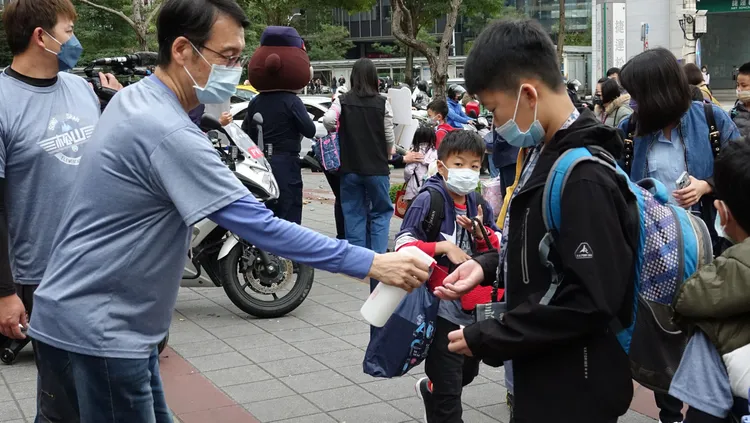 小朋友入校前，會先用酒精消毒手部。莊宗達攝