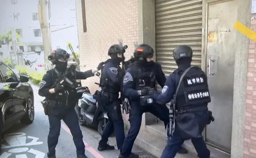 龍潭警拂曉出擊 攻堅郊區毒窟!逮4嫌還起獲大批毒咖啡