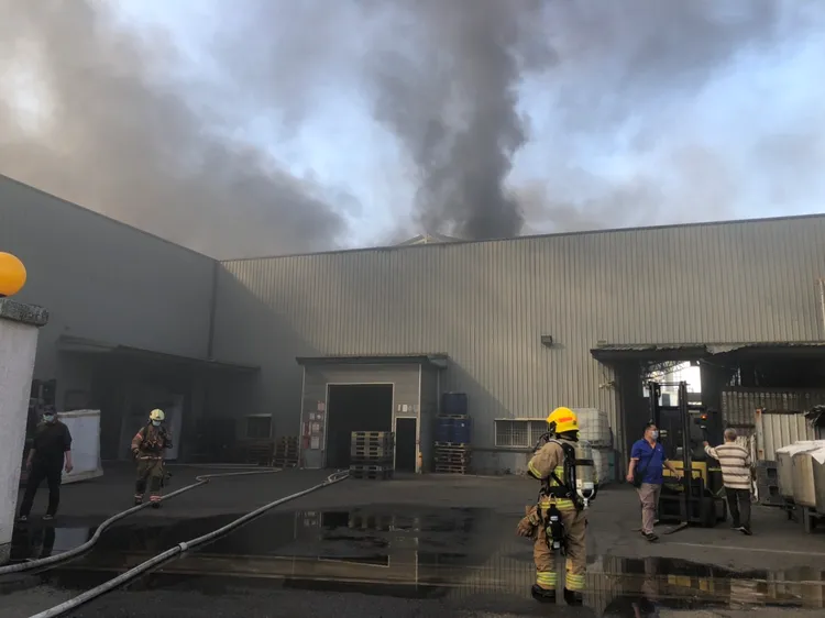 警消奮力灌救。消防局提供