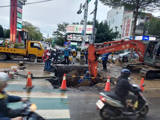 自來水管線破裂!桃園區要道大塞車 警方指揮管制疏導交通
