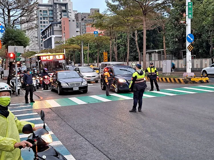 警方加派人力交通紓導。桃園警分局提供