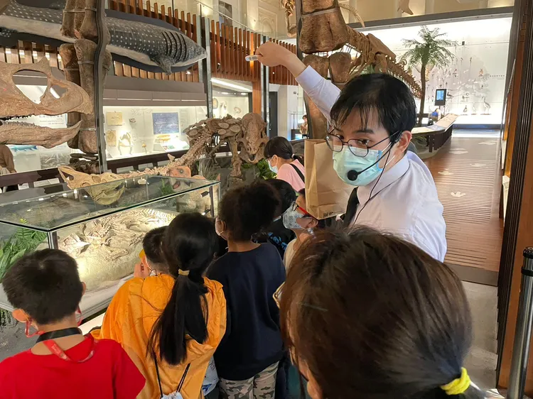 館方人員替觀賞恐龍化石的孩子們導覽介紹。翻攝自臉書「石尚自然探索屋 - 自然史博物館」