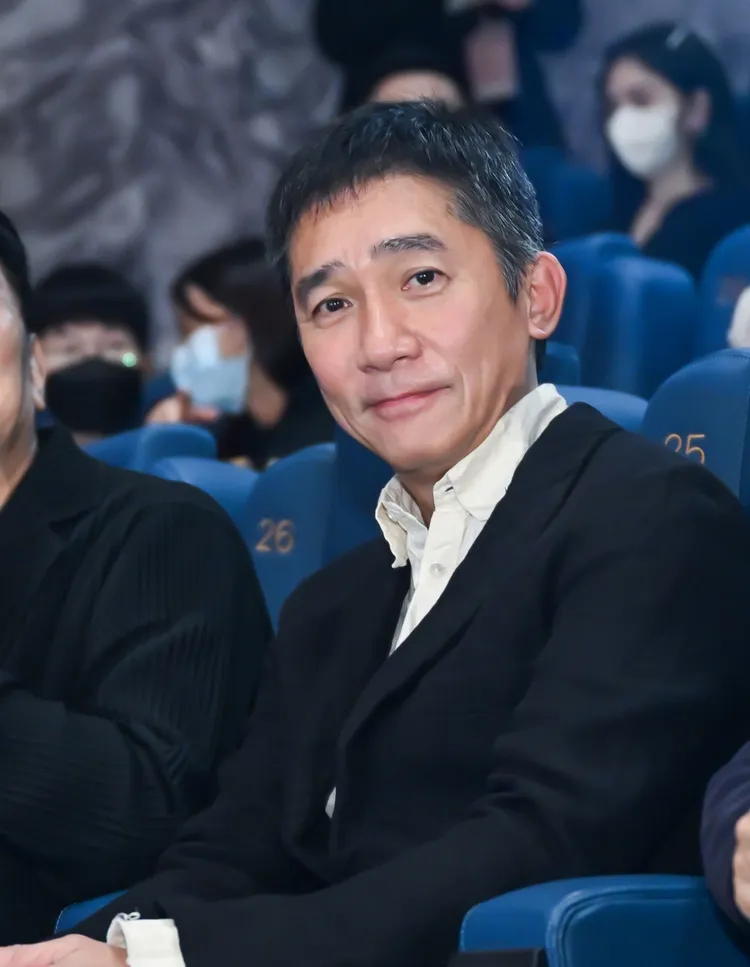 梁朝偉現身台北信義區電影院。牽猴子提供