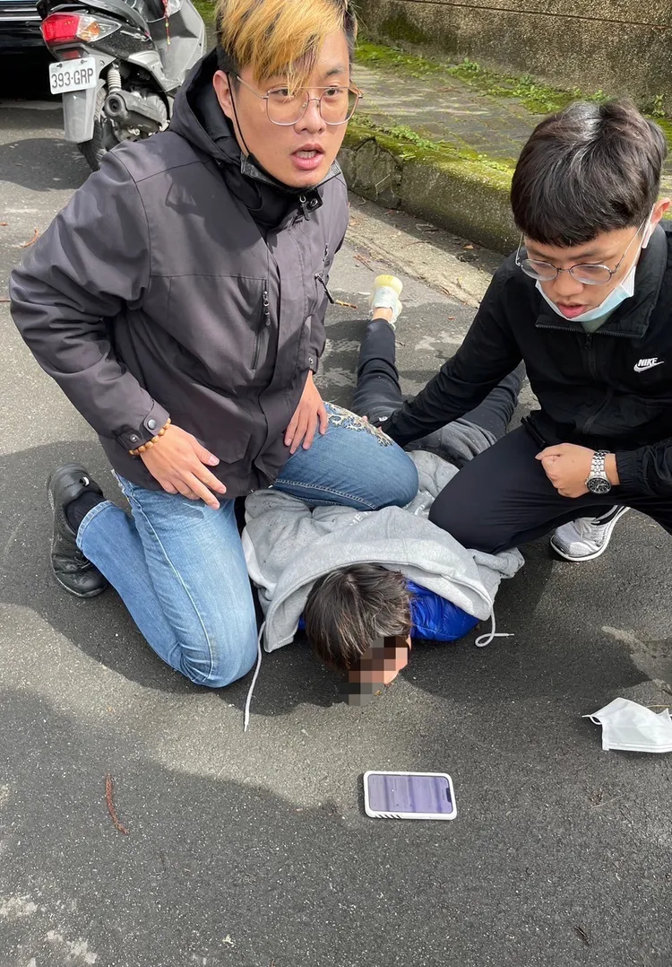 警方逮捕彭姓車手。新店警分局提供