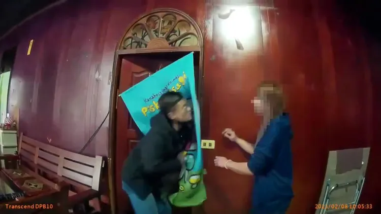 警員用身體將門撞開逮黃姓男子。新店警分局提供