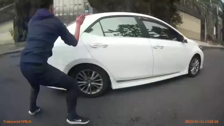 黃姓共犯見彭姓車手遭逮，開車(白車)衝撞逃逸。新店警分局提供