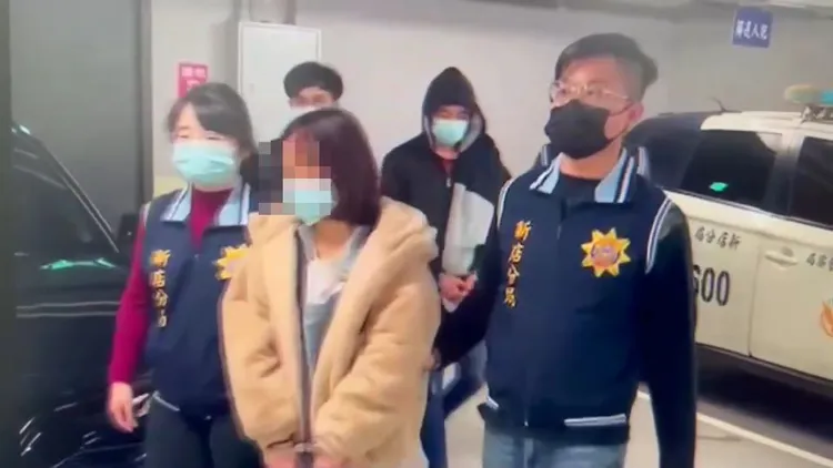 警方將黃男與王女帶回警局。新店警分局提供