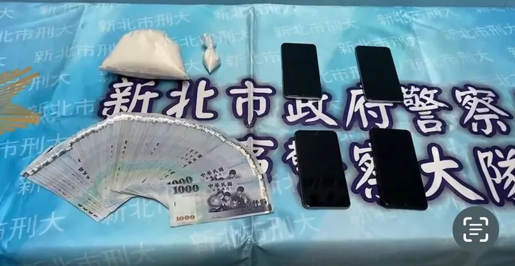 2名非裔男身上起出毒品海洛英與10萬元贓款。警方提供