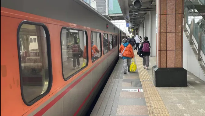 當事人在搭乘台鐵列車時目睹經過。圖為列車示意圖。翻攝自台鐵臉書