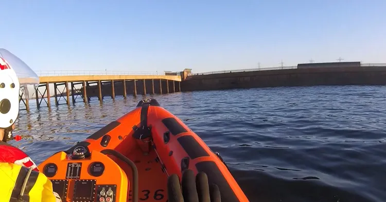 「凱莉」從3公尺高的海堤跌落海中。擷取RNLI影片