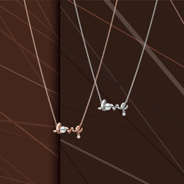 MIKIMOTO以珍珠繫起甜蜜祝福，呈現以「Love」1字延伸而成的多款珠寶。品牌提供