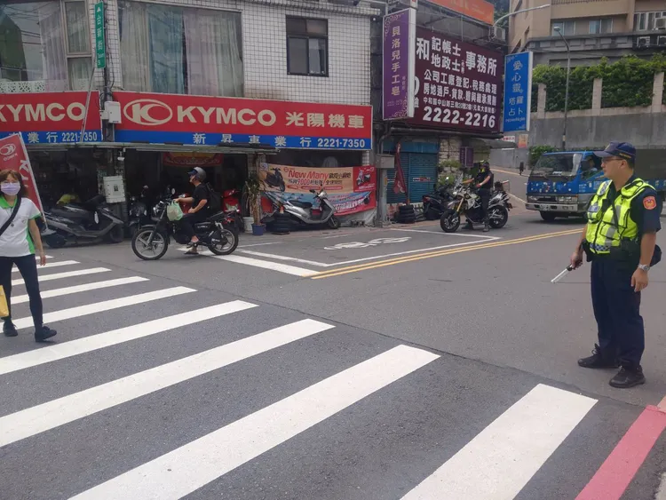 警方在路口實施大執法。新北市警局提供