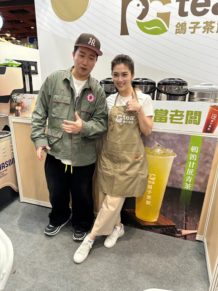 許藍方(右)和張立東今在世貿錄影。黃盈容攝