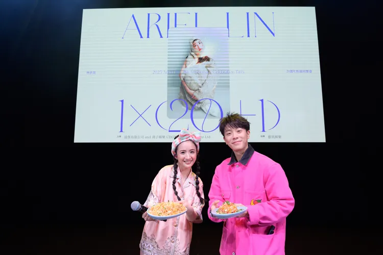 林依晨（左）和韋禮安比賽炒蛋炒飯。周子娛樂提供