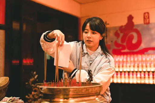 王上菲練泫雅《Bubble Pop》膝蓋錯位 緊急開刀坐輪椅1年