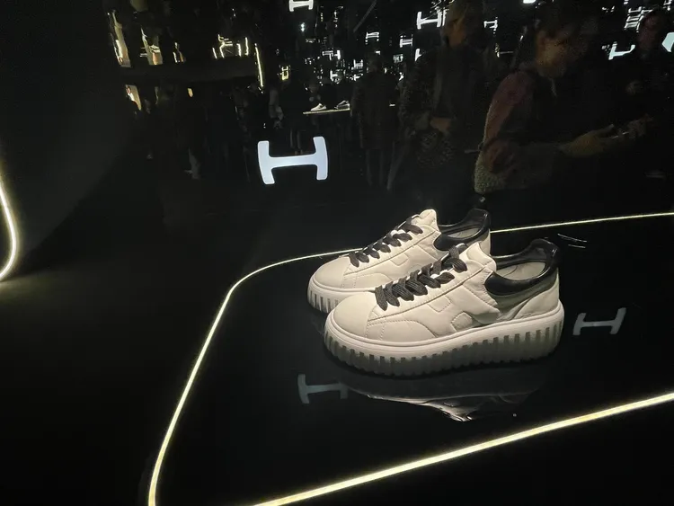 本季主打的H-Stripes運動鞋，簡約鞋身搭配溝槽厚底的設計格外吸睛，不僅男女皆宜，且有著意想不到的輕盈感。陳張眾攝