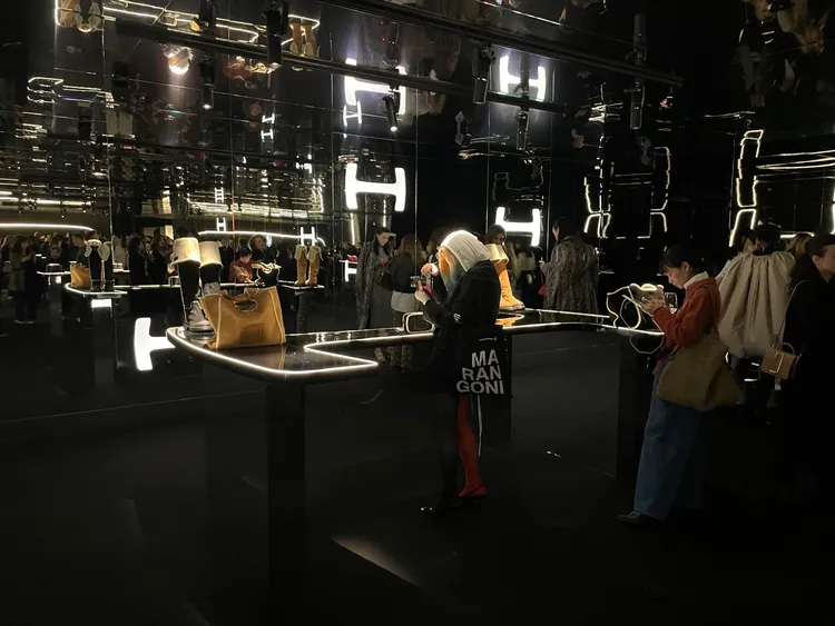 HOGAN為2023秋冬新品展示會，打造出宛如夜店般的未來感空間。陳張眾攝