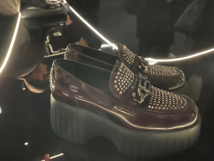 經典的樂福鞋款也用細小的鉚釘，創造出滿滿的個性態度。陳張眾攝