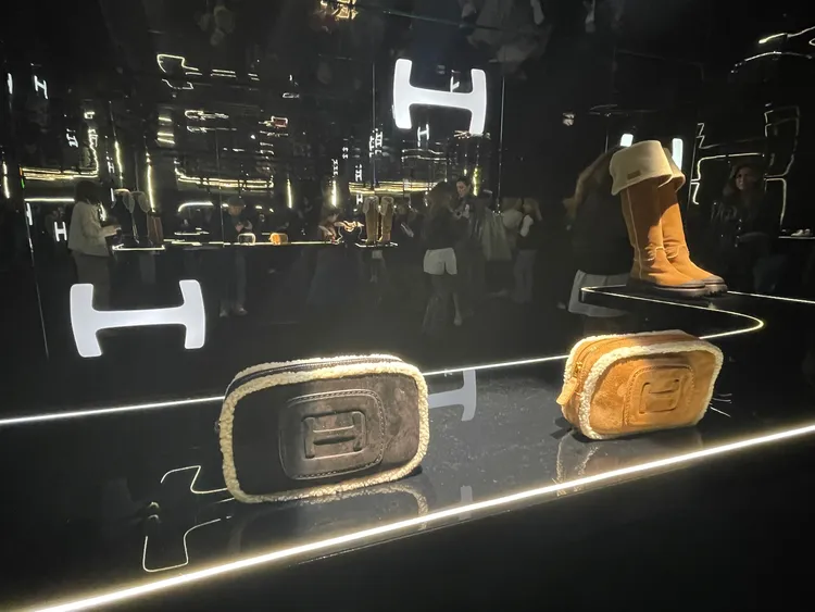 小巧可愛的H-Bag相機包，本季改用環保材質，刻意模擬出剪羊毛般的療癒毛絨效果。陳張眾攝