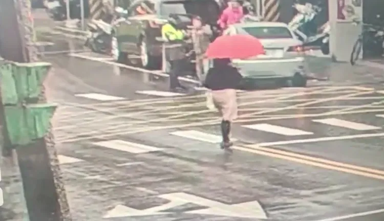 婦人違規停車與警理論。翻攝畫面