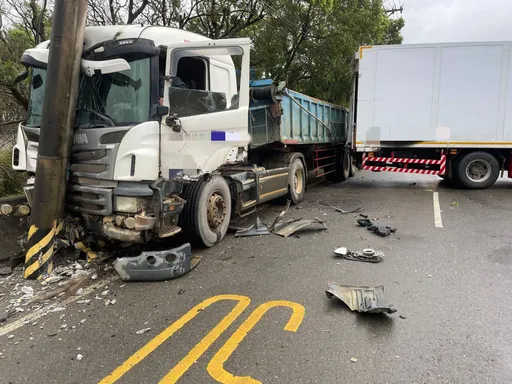 大貨車倒車遭聯結車衝撞　電線桿被波及歪了一邊