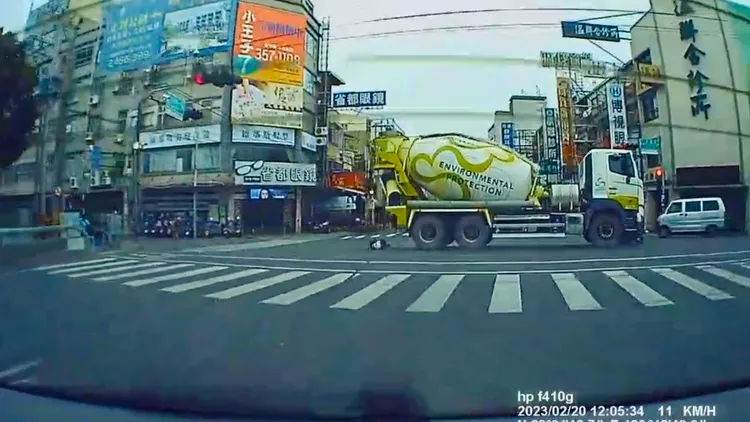 騎士連遭三個輪胎輾過，一動也不動。讀者提供