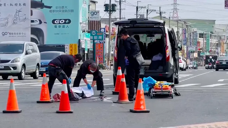 警方到場發現騎士已明顯死亡。王志弘攝