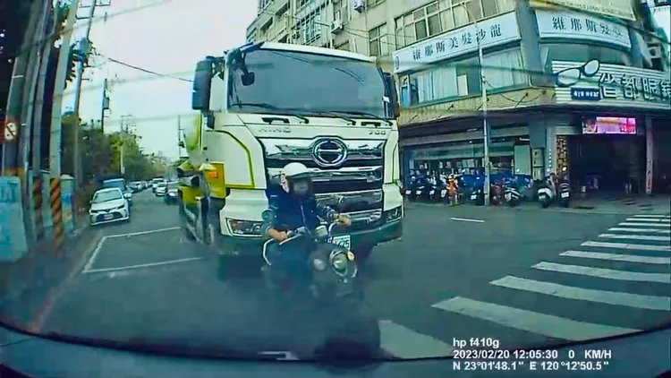 騎士打方向燈準備左轉。讀者提供