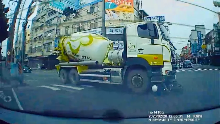 大車未察覺撞到騎士。讀者提供