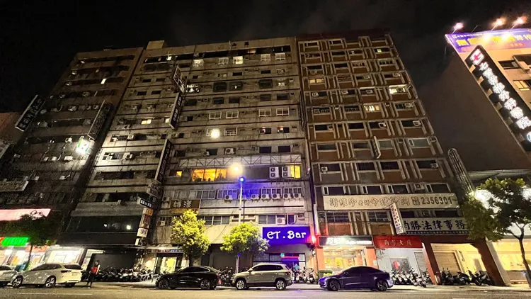 電信大樓的養生坊招牌，夜間不亮燈。地方中心攝