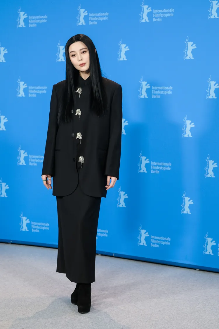 范冰冰在記者會穿著全黑套裝，外套上有銀色刺繡裝飾，與過去的她相比顯得非常保守與低調。達志