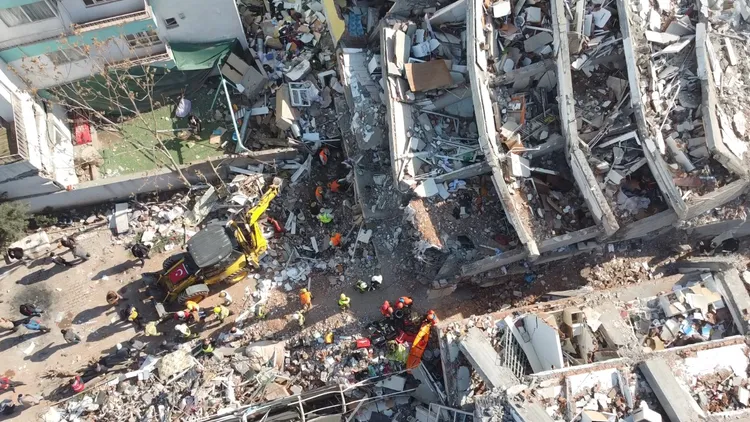 土耳其發生強震，災區現場滿目瘡痍。翻攝畫面