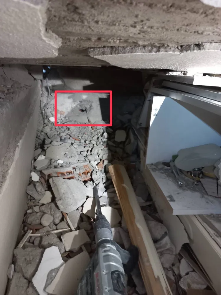 台灣搜救隊員再發現1名生還者，從紅框處窺視孔進入看見生還者的腳。翻攝畫面