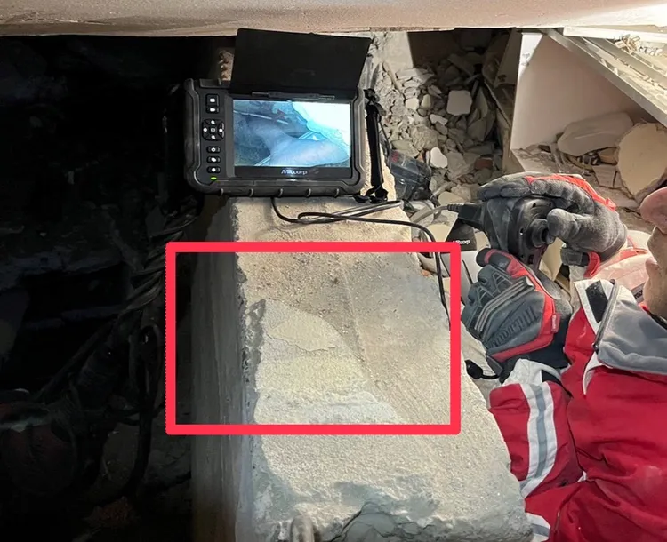 破壞此柱可接觸傷者。翻攝畫面