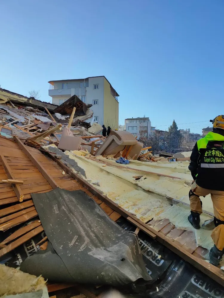台灣搜救隊員在瓦礫堆中，努力尋找生還者。翻攝畫面
