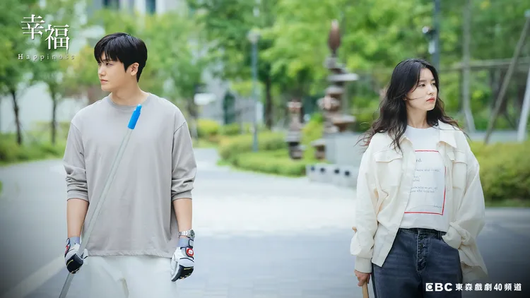 朴炯植（左）、韓孝周劇中對抗活屍，守護大樓鄰居。東森提供