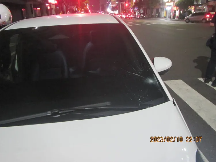 撞擊吳女的小客車車前玻璃有撞擊痕跡。讀者提供