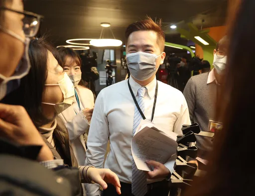 羅旺哲堅辭北市府發言人 知情人士揭內幕「心灰意冷求去」