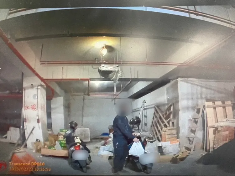 簡男四處打零工維生，外出刻意戴頭套，就怕被抓。讀者提供