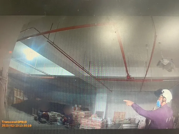 警方循線前往工地追查，在地下室找到簡男。讀者提供