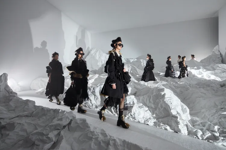 MONCLER於2018年起啟動「Moncler Genius」企劃，藉由每季與不同創意首腦的合作，放大聯乘話題。品牌提供