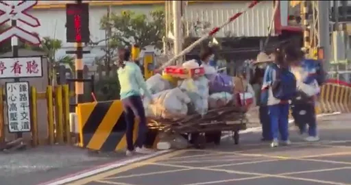 拾荒嬤受困平交道 「只差30秒」她們狂奔救人!網力讚:這才是最美風景